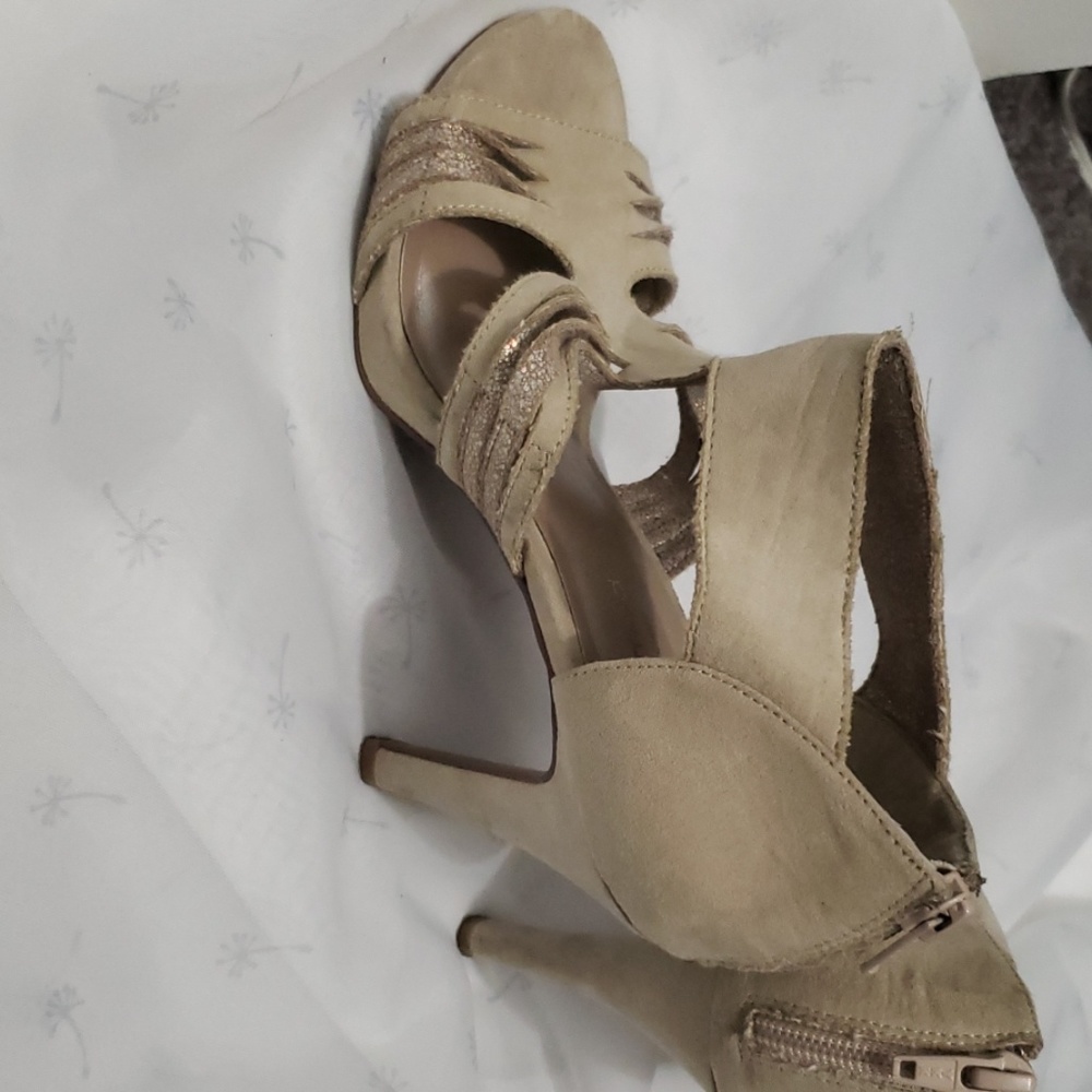 Heels - Picture 3 of 3